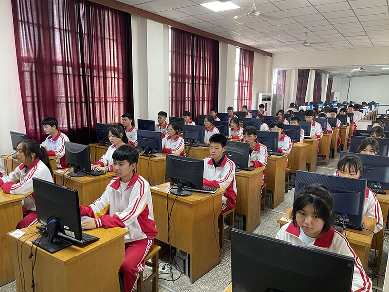 学生在计算机房实践操作